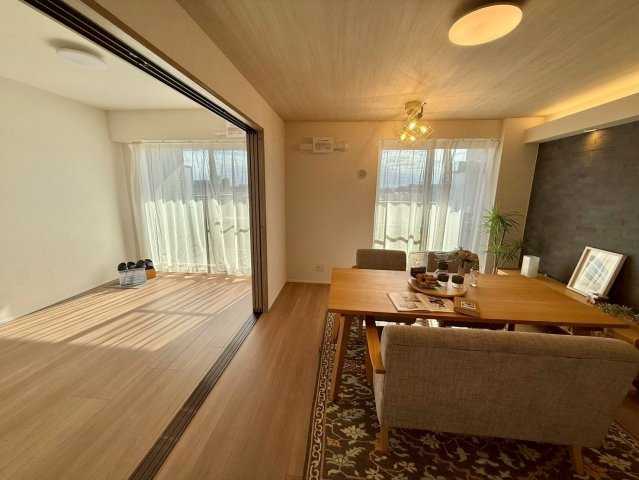 パーク・エステート上板橋の居間・リビング|南向きのバルコニーから明るい陽射しが降り注ぐ、寛ぎのリビング。