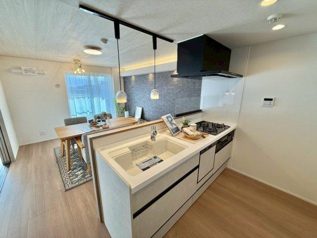 パーク・エステート上板橋のキッチン|嬉しい対面式キッチンです。家事をしながらリビングにいるご家族とのおしゃべりも楽しめます！