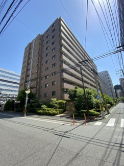 【外観】 | 総戸数107戸、2000年11月築、管理の行き届いたきれいなマンションです。