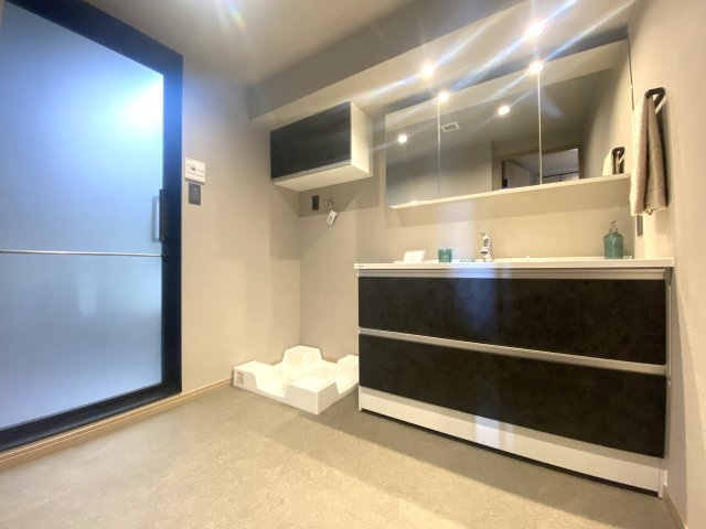 【独立洗面台】 | クリオ横浜西口弐番館 | 三面鏡化粧台は幅も広く、脱衣所も広々としています。