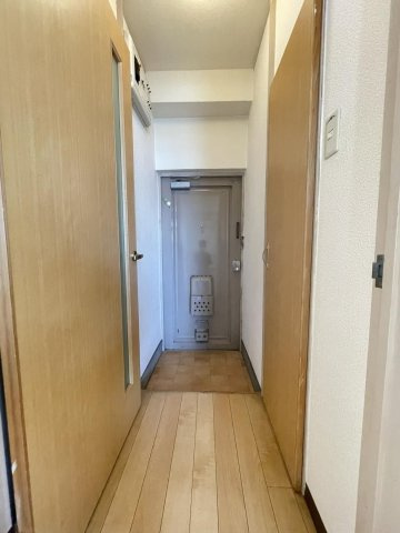 千本杉コーポ【キャッシュバック対象物件】の玄関|収納もある玄関です