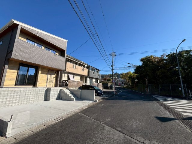 大明丘1丁目　新築戸建ての前面道路含む現地写真