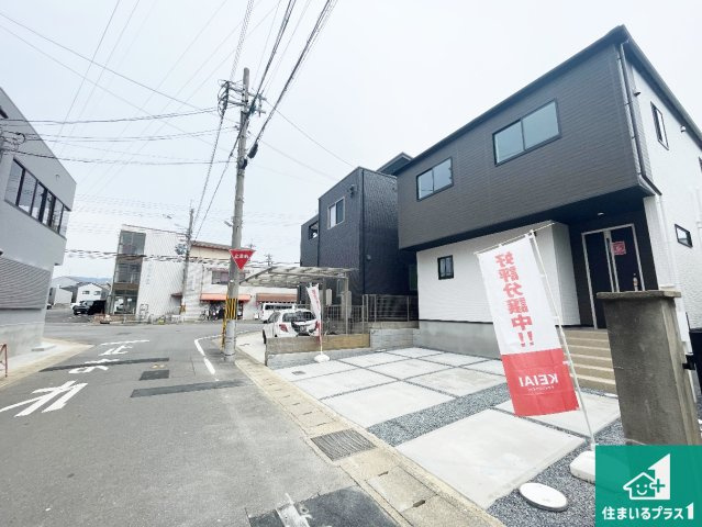 京都市伏見区桃山南大島町　第1期　新築一戸建ての前面道路含む現地写真|周辺は閑静な住宅街！前面道路広々で車の出し入れも便利です。駐車が苦手な方でも安心して車庫入れできます！