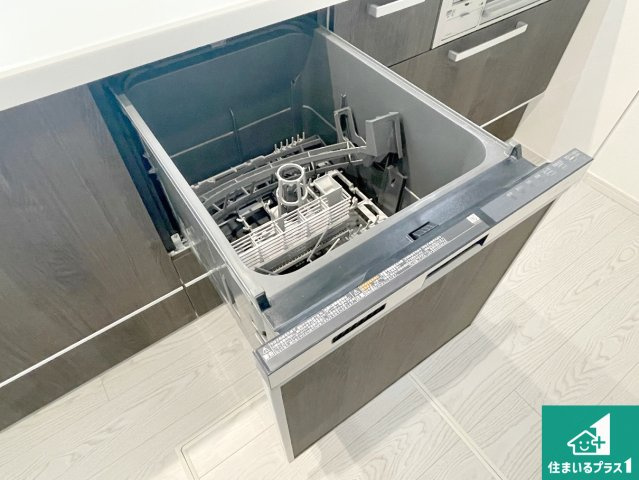 京都市伏見区桃山南大島町　第1期　新築一戸建ての設備|食事後の一仕事、食器洗いをボタン一つでお任せできちゃいます！場所を取らないビルトイン式なので、お料理スペースもしっかり確保！