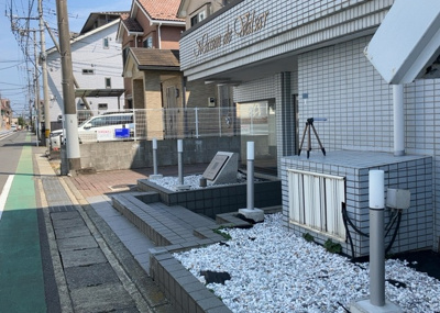 【中庭】 | メゾン・ド・ヴァルセ | 中庭（パティオ）とは、一つの建築物の内部に設けられた、壁などで囲われている庭のことを指します。コの字型、ロの字型が主流ですが、L字型の中庭もあります。最近では、インテリア性の高さからも人気があります。