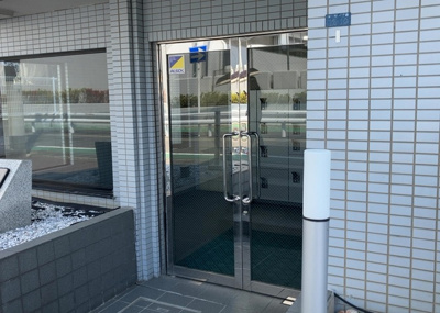 【エントランス】 | メゾン・ド・ヴァルセ | マンションのエントランスには、もともと風よけや防犯の役割がありますが、マンションによって宅配ボックスなどの設備が備わっている所もあります。日々の生活をイメージしながら生活しやすさをチェックしましょう。