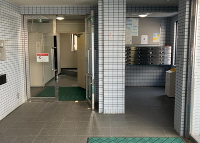 【ロビー】 | メゾン・ド・ヴァルセ | ラウンジは、マンションの共用スペースに椅子やテーブルなどを配置した利用者が寛げる空間です。屋内型ラウンジと屋外型ラウンジがあります。共用部分の管理状況と合わせて、詳細については現地でご確認ください。