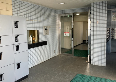 【ロビー】 | メゾン・ド・ヴァルセ | ロビーというと、エントランスと何がちがうの？と思いますよね。実はロビーとエントランスには明確な決まりはありません。物件によっては、エントランスを入って広がるある程度の広さのある空間がロビーとなります。