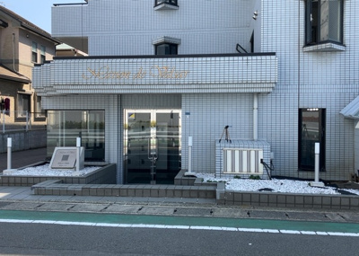 【現況写真】 | メゾン・ド・ヴァルセ | 道幅が広い場所は日当たりや風通が良好です。幅が広いのですれ違いも可能ですし大きな車でも駐車可能！一方で、大型車が通ることも多くなるため交通量の増加により騒音に繋がります。また土地の値段が高くなります。