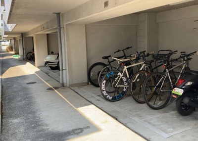 【駐車場】 | メゾン・ド・ヴァルセ | 車一台あたりに必要なスペースは、標準サイズの普通自動車で横幅2m50cm、長さ5mは必要になります。ただし、乗降のことも考慮して横幅3m30cm、長さ5m50cmほどは確保できるところを選びましょう。