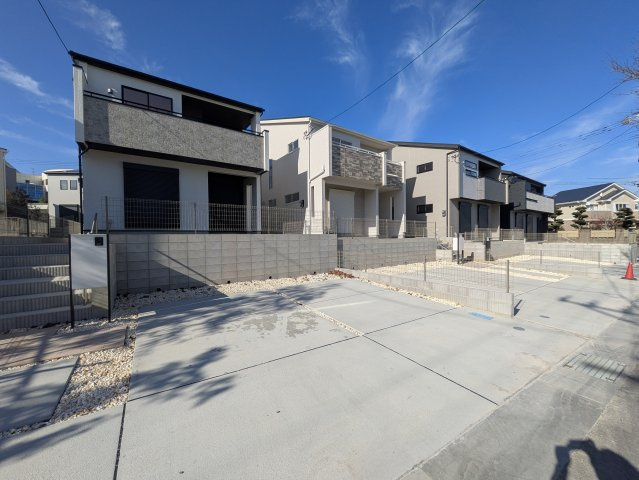 糟屋郡志免町王子2丁目　1号棟の前面道路含む現地写真