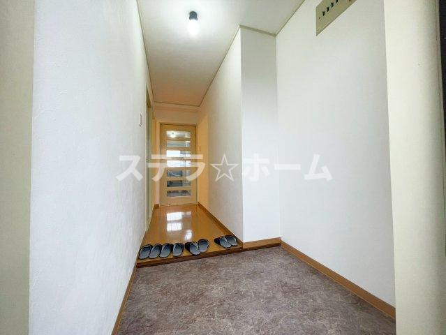 朝日プラザ東豊中2の玄関|収納もある玄関です