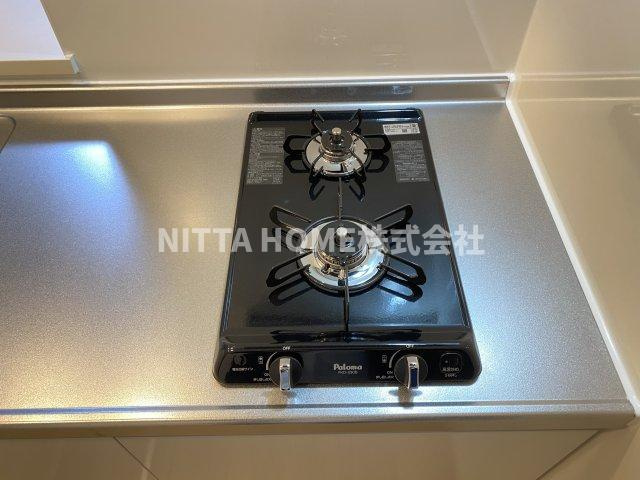 ルミエール　弥栄Ⅱのキッチン|2口ガスコンロあり●