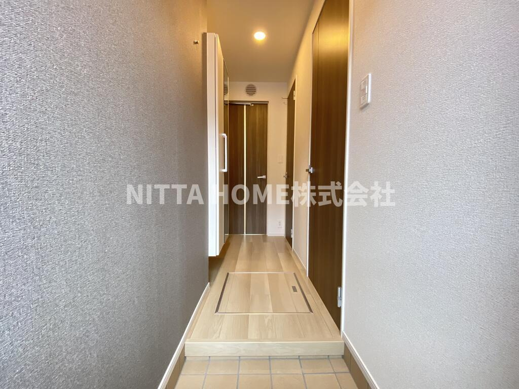 ルミエール　弥栄Ⅱの玄関|全身鏡付きのシューズボックスも人気の秘密★