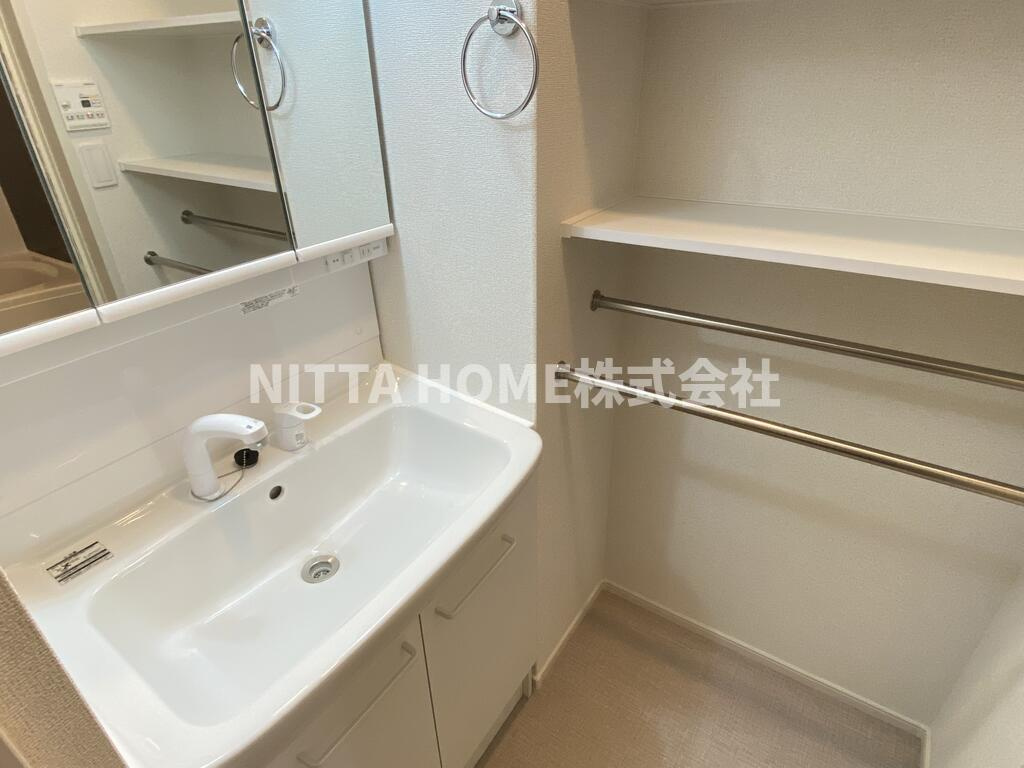 ルミエール　弥栄Ⅱの洗面所|三面鏡付き洗面台もありますよ♪