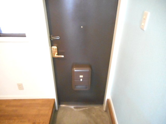 ミヤゴハイツ1の玄関