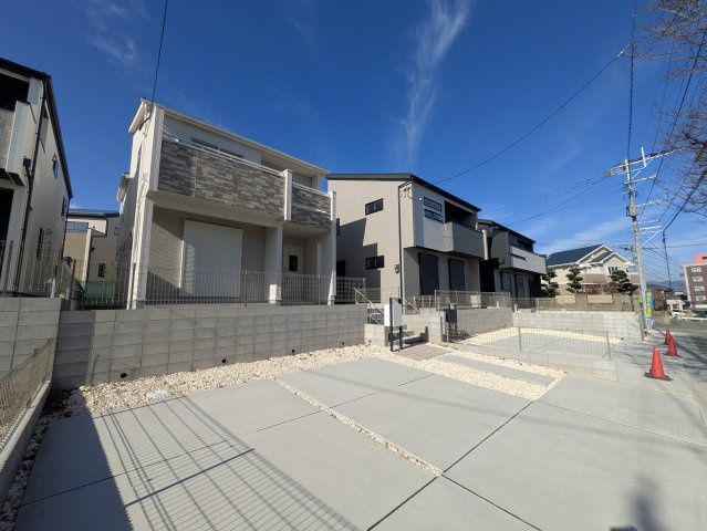 糟屋郡志免町王子2丁目　2号棟の前面道路含む現地写真