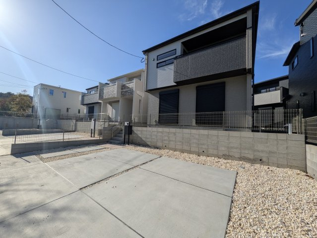 糟屋郡志免町王子2丁目　3号棟の前面道路含む現地写真