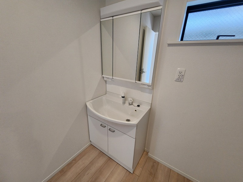 小牧市大字二重堀　新築戸建　１号棟の独立洗面台|朝の支度にも助かる、独立の洗髪洗面化粧台