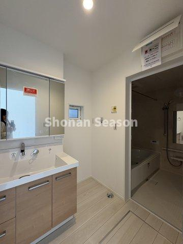 【独立洗面台】 | 朝のお支度捗る独立洗面台◎
シャワータイプでお掃除も楽々ですよ♪