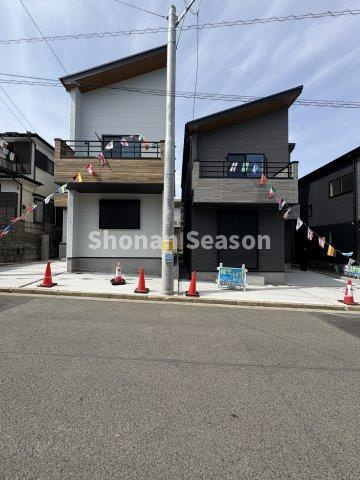 【前面道路含む現地写真】 | 前面道路幅5.8ｍ◎
お車の駐車もスムーズに行えますよ♪