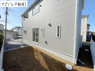 【外観】 | ≪2号棟≫街並みに馴染む、シンプルで洗練された佇まい。暮らしにちょっとした遊び心を添えてくれるお家です。
現地(2026年3月撮影)