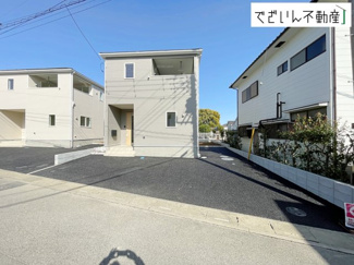 【外観】 | ≪2号棟≫清潔感溢れる玄関がお出迎えする本邸宅の物語は、ここから始まる日常を期待させます。この場所には「希望」と「優越」で包み込んでくれる「特別」な空間があります。
現地(2026年3月撮影)