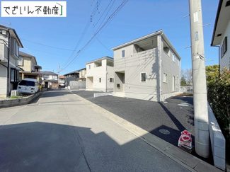 【外観】 | ≪2号棟≫南向きの穏やかな佇まいが、家族の新しい日常を優しく包み込む。静かな街並みに、安心して子育てできる環境が整っています。
現地(2026年3月撮影)