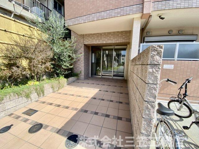 枚方市楠葉並木２丁目の賃貸マンションのエントランス