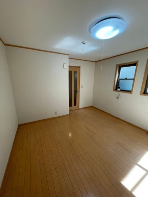 【居間・リビング】 | クローバーアベニュー | 木目調の優しい洋室