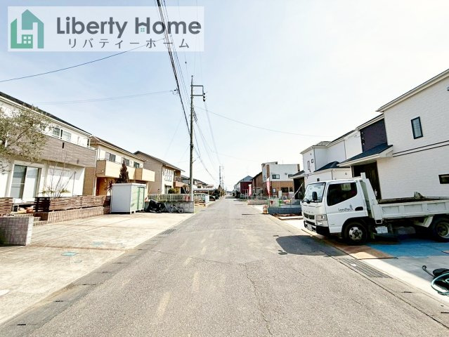 土浦市おおつ野6丁目10番　新築戸建　A号棟の前面道路含む現地写真