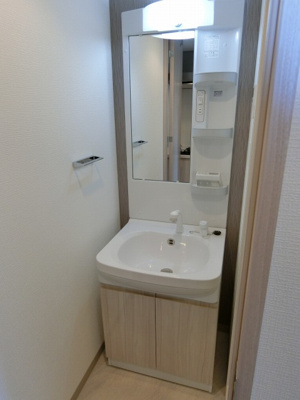 【洗面所】 | S-RESIDENCE都島 | 独立洗面台、小物を置くことができて便利です