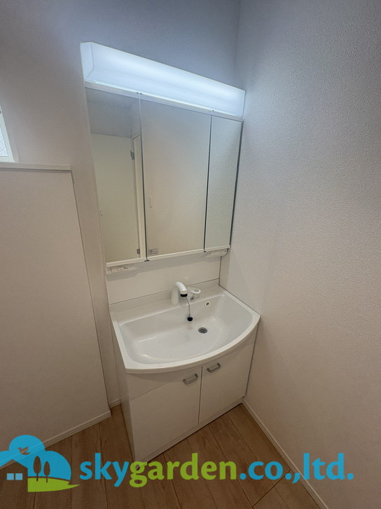 藤沢市大鋸第21　新築戸建　全2棟1号棟の独立洗面台|独立洗面台あり、毎朝おしゃれに忙しい女性の方におすすめです