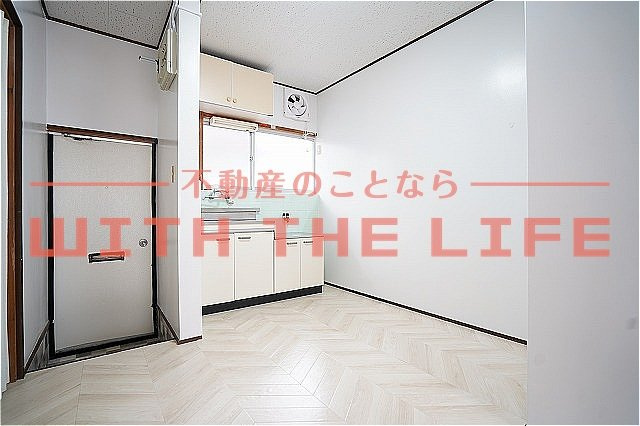 フォレストヴィラⅤ【10,000円キャッシュバック対象物件】の内装|明るい色調の室内です
現状優先