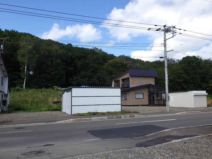 紋別郡遠軽町岩見通北６丁目 中古売家の前面道路含む現地写真