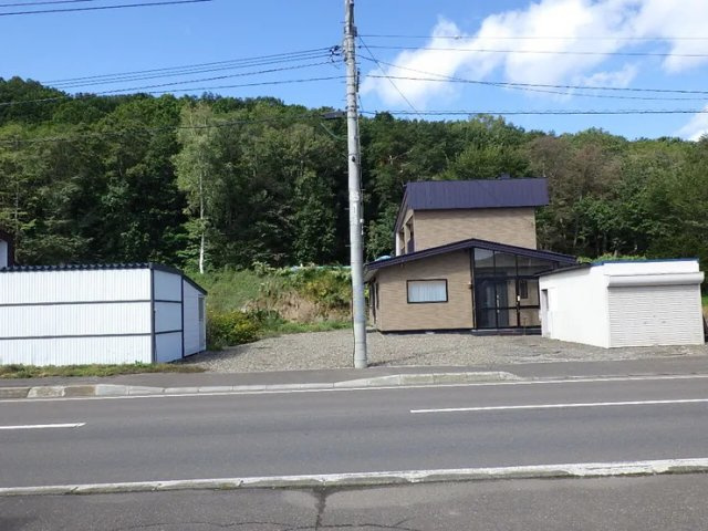 紋別郡遠軽町岩見通北６丁目 中古売家の前面道路含む現地写真