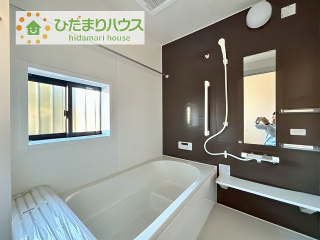 【浴室】 | 土浦市右籾2448番　新築戸建　A号棟 | 何歳まで一緒に入ってくれるだろうか・・・。
広いお風呂は、お子様と一緒に入るバスタイムがより楽しくなります。