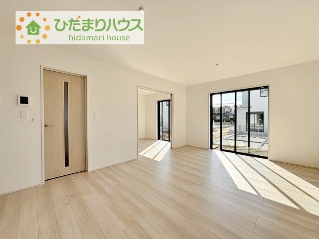 【居間・リビング】 | 土浦市右籾2448番　新築戸建　A号棟 | リビングの大きな窓からは、暖かな日の光が降り注ぎます・・・