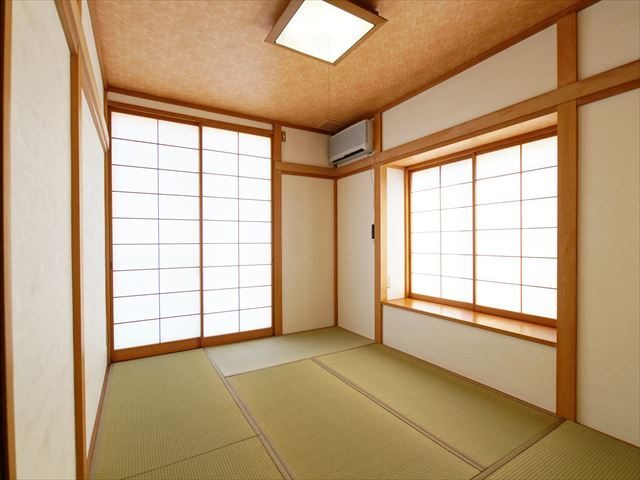 水平線から昇る朝日を眺める 温泉付きデザイナーズハウスの和室|南東側和室