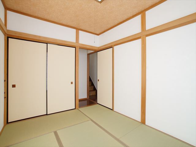 水平線から昇る朝日を眺める 温泉付きデザイナーズハウスの和室|押入あり