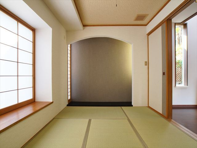 水平線から昇る朝日を眺める 温泉付きデザイナーズハウスの和室|お洒落な南西側和室