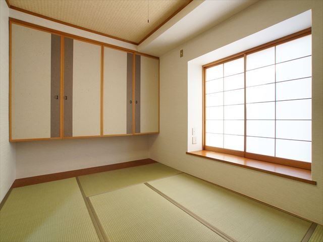 水平線から昇る朝日を眺める 温泉付きデザイナーズハウスの和室|収納付き