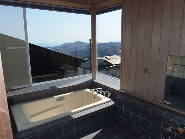 水平線から昇る朝日を眺める 温泉付きデザイナーズハウスの浴室|ゆったり寛げる温泉付きのお風呂