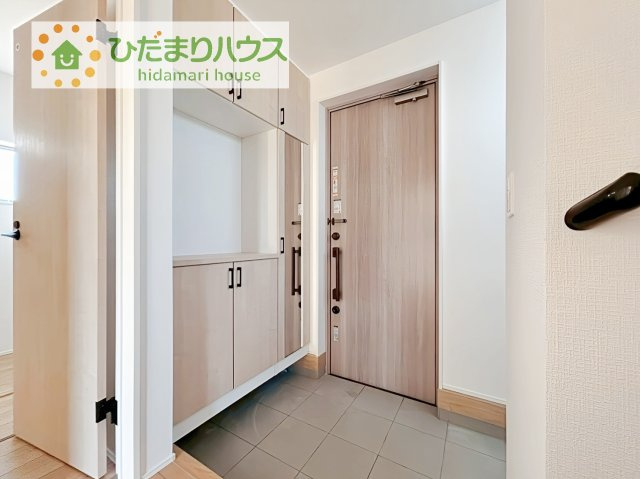 【玄関】 | 龍ケ崎市白羽4丁目第1期　新築戸建 | スニーカーマニアも納得の天井まであるシューズボックス!(^^)!