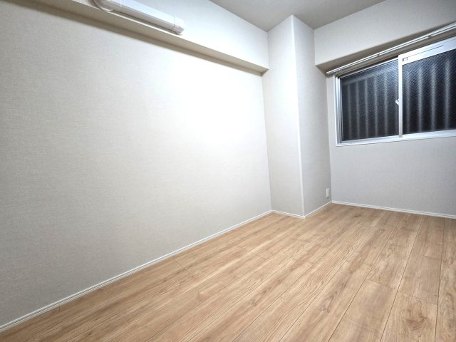 サーパス寺塚の洋室