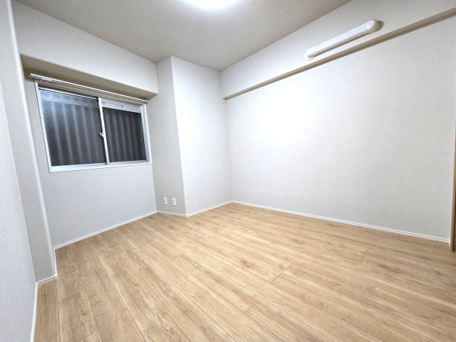 サーパス寺塚の洋室