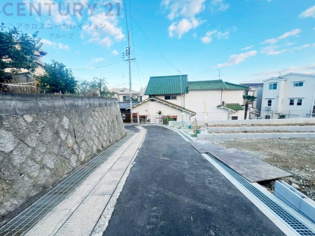 区画の前の道路幅は約4.2ｍと広くはないですが、その分車通りが多くなく閑静な住環境となっております。
