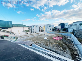区画の前の道路幅は約4.2ｍと広くはないですが、その分車通りが多くなく閑静な住環境となっております。