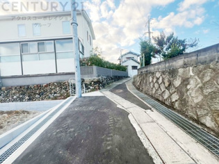 区画の前の道路幅は約4.2ｍと広くはないですが、その分車通りが多くなく閑静な住環境となっております。