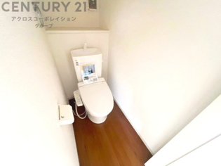 温水洗浄便座付トイレは温水洗浄機能により、暖かい水でおしりを洗浄することができ、冷たい水を使う従来の便座に比べ、温水洗浄機能で暖かいトイレを提供し、快適な使用を可能にします。
